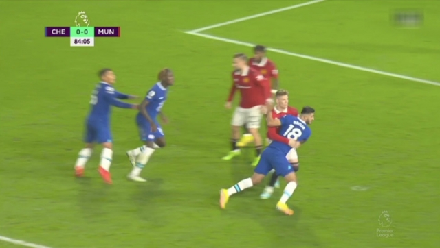 Bruno Fernandes đã 'pressing' trọng tài như thế nào khi Man Utd bị thổi penalty?