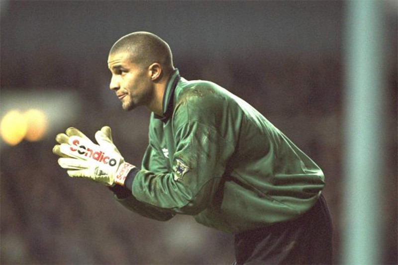 Thủ môn Liverpool David James